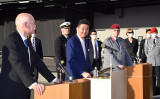 共同記者会見の様子。左からフォン・ゲッツェ駐日大使、岸信夫防衛大臣、ツォルン連邦軍総監。東京国際クルーズターミナルにて撮影（防衛省提供）