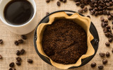 コーヒーかすは、湿気を吸収したり、家の中の消臭などに最適です（ CORA / PIXTA）