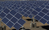 2013年5月8日、中国北西部の新疆ウイグル自治区ハミにある太陽光発電所で見られる大きなソーラーパネル（STR/AFP via Getty Images）
