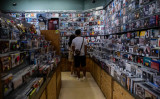 香港の映画DVD販売店舗で作品を選ぶ顧客、9月1日撮影（Photo by ISAAC LAWRENCE/AFP via Getty Images）