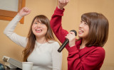 歌うことは、ストレス解消になるだけでなく、健康にも良いことがわかりました（ Flatpit / PIXTA）