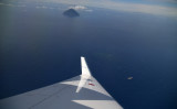 2021年11月11日、海上保安庁の航空機は、小笠原諸島の新島・福徳岡の場を撮影した。写真右下には帯状に流れる軽石と見られるものが写っている（海上保安庁提供）