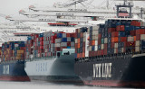 米オークランドの港湾に並ぶコンテナ船、参考写真 （Photo by Justin Sullivan/Getty Images）