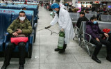 2020年1月22日、中国江西省南昌市の南昌駅で、駅の従業員が消毒作業を行っている（STR/AFP via Getty Images）
