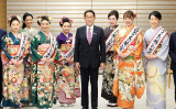全日本きもの装いコンテスト受賞者の敬表を受ける岸田首相（首相官邸）