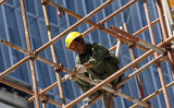 北京の建設現場で働く労働者 （Photo by TEH ENG KOON / AFP） （Photo by TEH ENG KOON/AFP via Getty Images）
