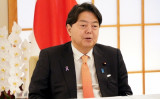 オーストラリアのマリズ・ペイン外務大臣とテレビ会談を行う林芳正外務大臣（外務省提供）