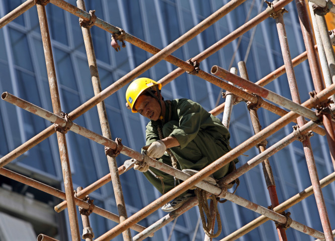 北京の建設現場で働く労働者（Photo by TEH ENG KOON / AFP） （Photo by TEH ENG KOON/AFP via Getty Images）