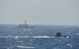 南シナ海での訓練の様子。手前側に海上自衛隊の潜水艦が見える（海上自衛隊提供）