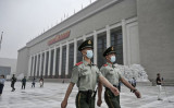 2021年6月25日、中国・北京で、新設された中国共産党博物館の前を歩く警察官 （Kevin Frayer/Getty Images）