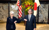2021年7月21日、日本の森健良外務次官、米国のウェンディ・シャーマン国務副長官が東京で会談した（Photo by Kazuhiro NOGI / POOL / AFP）