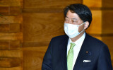2021年11月10日、首相官邸に入る林芳正外相（Photo by Kazuhiro NOGI / AFP）