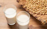漢方医が推奨する、豆乳で更年期症状を改善する2つの方法をご紹介します（shige hattori / PIXTA）