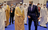 2021年11月22日、アラブ首長国連邦（UAE）の副首相兼大統領府大臣のシェイク・マンスール・ビン・ザイード・アル・ナヒヤン氏（左）が、米大統領の気候特使であるジョン・ケリー氏（右）とともに、ドバイで開催された「グローバル製造業・工業化（GMIS）サミット」を視察している（Photo by AFP） （Photo by -/AFP via Getty Images）