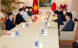 ベトナムのブイ・タイン・ソン外相（左）と会談する林芳正外相（右）（外務省提供）