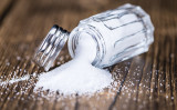 塩はキッチンに欠かせない調味料であり、家の掃除にも大活躍します