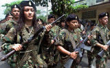 2001年、コロンビアで行われた軍事パレードで行進するマルクス主義ゲリラ組織、コロンビア革命軍（FARC）（Luis Acosta/AFP via Getty Images）