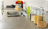 ゴキブリの毒餌を、ゴキブリが出やすいキッチンに置く（Shutterstock）