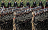 2015年9月3日、中国・北京で行われた軍事パレードの前に天安門広場を行進する中国の兵士たち  イメージ写真（Kevin Frayer/Getty Images）