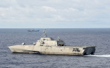 2020年7月1日、南シナ海を航行する中国船の周辺で定例作業を行う戦闘艦USSガブリエル・ギフォーズ（Navy photo by Petty Officer 2nd Class Brenton Poyser）