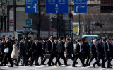 東京の横断歩道を歩くサラリーマンたち。2017年4月3日撮影（Photo credit should read TOSHIFUMI KITAMURA/AFP via Getty Images）