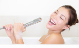 お風呂で歌うことは、音が響くだけでなく、心身の健康に3つの大きな効果があります（Shutterstock）