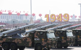 2019年10月1日、北京の天安門広場で行われた軍事パレードに参加する軍用車両（Greg Baker/AFP via Getty Images）