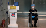北京国際空港の保安要員。2020年11月16日撮影。イメージ写真 （Photo by GREG BAKER/AFP via Getty Images）