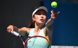 2019年1月13日、メルボルンで開催されるテニスの全豪オープンに向けた練習で、サーブする中国の彭帥選手（William West/AFP via Getty Images）