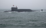 2019年4月23日、中国海軍の094型原子力潜水艦「長征15号」が山東省・青島近海で行われた海軍創設70周年記念の海上パレードに参加した（MARK SCHIEFELBEIN/AFP via Getty Images）