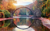 橋の半円が湖面に映り、水面に映ることで真円になります。 （Shutterstock）