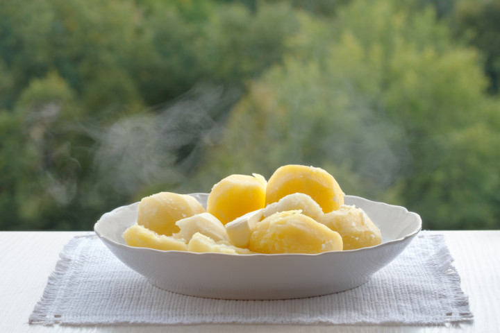 ジャガイモの皮をむくのは面倒ですが、簡単な方法があります（Shutterstock）