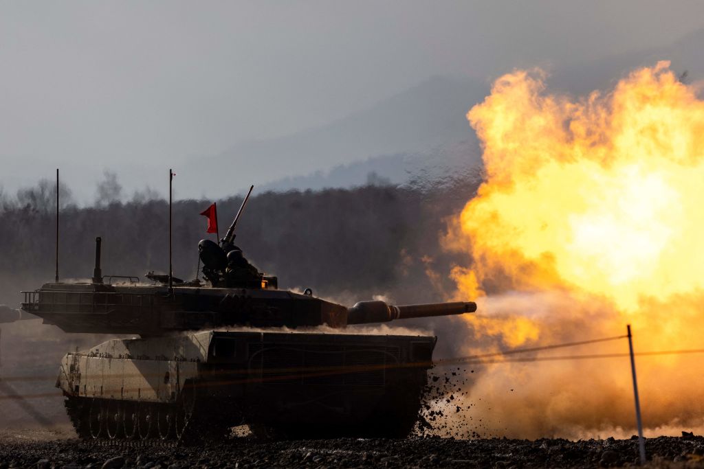 実弾射撃する陸上自衛隊の90式戦車 （Photo by BEHROUZ MEHRI/AFP via Getty Images）