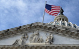米国会議事堂にはためく星条旗。2021年10月24日撮影 （Photo by DANIEL SLIM/AFP via Getty Images）