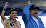 2018年8月29日、ニカラグアの首都マナグアで行われたパンカサンゲリラキャンペーンの記念式典に参加するオルテガ大統領と妻のムリーリョ副大統領（Inti Ocon/AFP/Getty Images）