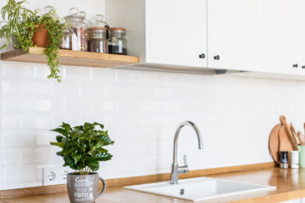 きれいなカウンタートップは、キッチンをすっきりと見せ、料理や飲み物を準備するためのスペースを確保することができます（Shutterstock）