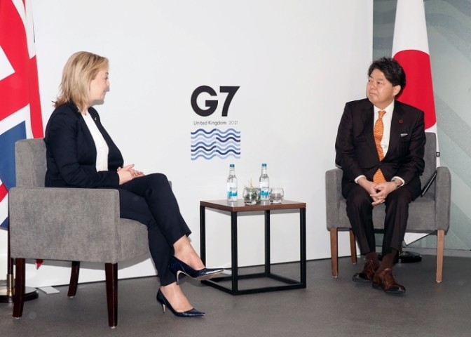 12月11日第2回G7外務・開発大臣会合に出席するため英国を訪問中の林芳正外相は、英エリザベス・トラス外相と会談した（外務省提供）