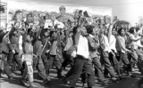 1966年6月に北京で行われたパレードで、毛沢東語録を掲げ行進する少年少女たち（Jean Vincent/AFP via Getty Images）
