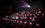 中共ウイルス（新型コロナ）発生後の映画館再開初日に、映画を鑑賞する中国の人々（写真：STR / AFP）／中国OUT（写真：STR/AFP via Getty Images）