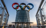 2021年12月11日、中国・北京の鳥の巣とも呼ばれる国家スタジアム近くのオリンピック・タワーの最上階の模様（Kevin Frayer/Getty Images）
