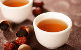 冷え性の人は、龍眼の赤いナツメ茶と生姜茶を飲むと、冬でもポカポカに（Shutterstock）