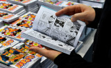 2021年10月、バルセロナで開かれた漫画展で作品を鑑賞する来場者。参考写真（Photo by PAU BARRENA/AFP via Getty Images）