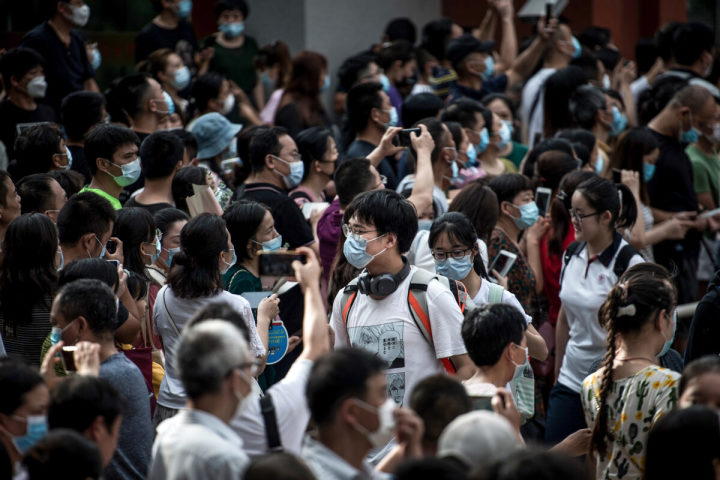 2020年7月8日、中国中部の湖北省武漢市で、全国大学入学試験を終えて学校から出ていく学生たち。（STR/AFP via Getty Images）