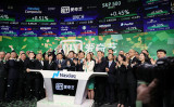 写真は2018年3月29日、iQIYIがニューヨークで新規株式公開（IPO）を祝うところ（Spencer Platt/Getty Images）