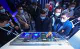 2021年10月19日、中国東部浙江省の杭州で開催されたクラウドコンピューティングと人工知能（AI）の展示会で、アリババの新サーバーを見つめる来場者 （Photo by STR/AFP via Getty Images）