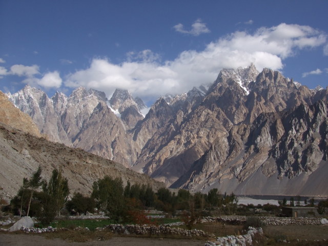 パキスタン カラコルム山脈の山々（イロトリドリ / PIXTA）