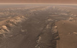 火星のグランドキャニオン（マリネリス峡谷）の空撮映像 （NASA/JPL/アリゾナ州立大学）