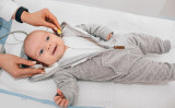 補聴器をつけた生後5週間のライリーちゃんは、初めてお母さんの声を聞き、驚き、少しの恐怖、そして喜びと、さまざまな感情を抱いたようです。 写真はイメージ図です（Shutterstock）