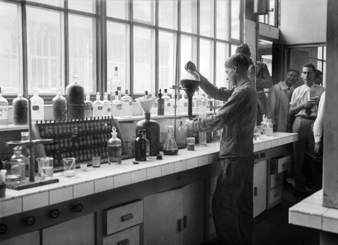 1947年7月25日、パリ近郊にあるフランス初のウラン製造工場「エネルギー原子局」ブシェ工場を記者団は訪問した。作業中の研究者たち（AFP via Getty Images）