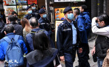 「立場新聞」を捜査する香港警察（宋碧龍/大紀元）